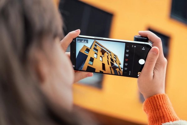 Leica launches an expensive iPhone camera grip 