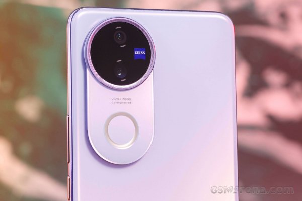 vivo V50 in for review 