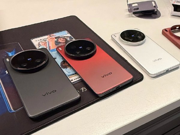 vivo X200 Ultra unboxing surfaces along with another image showing all three colors 