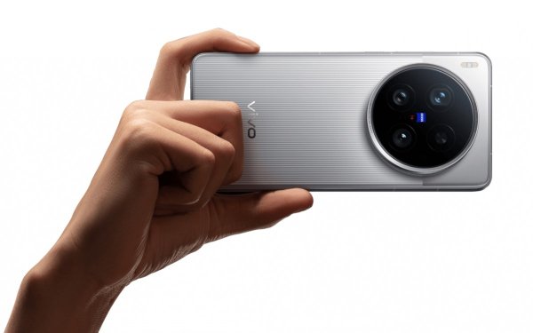 vivo X200 Ultra debuts with an add-on lens, X200s joins along with a huge battery 