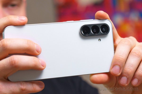 Global smartphone shipments barely grow in Q2, Samsung retains lead  