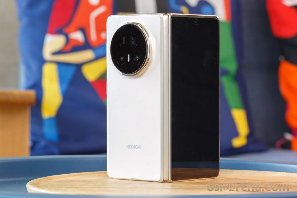 Honor Magic V5 is official - even slimmer body, bigger battery and better camera 