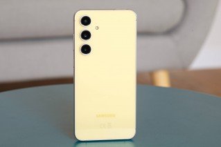 Samsung starts testing One UI 8 for the Galaxy S24 FE 