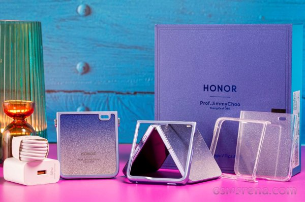 Honor Magic V Flip 2 Jimmy Choo edition in for review 