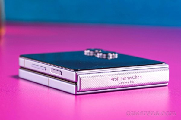 Honor Magic V Flip 2 Jimmy Choo edition in for review 