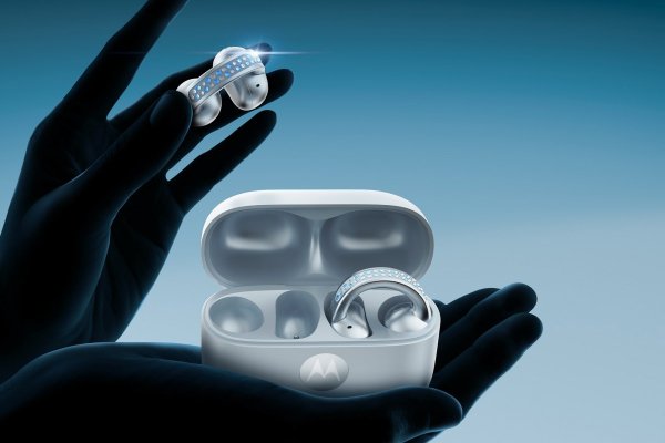 Motorola announces its blinged-up Swarovski Razr and Buds Loop in Pantone Ice Melt color 