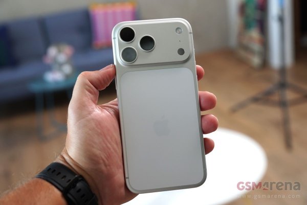 Apple iPhone 17 Pro Max in for review 